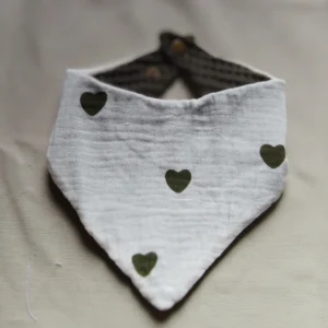 Bavoir bandana "Coeurs dinos" -  Collection Achille
